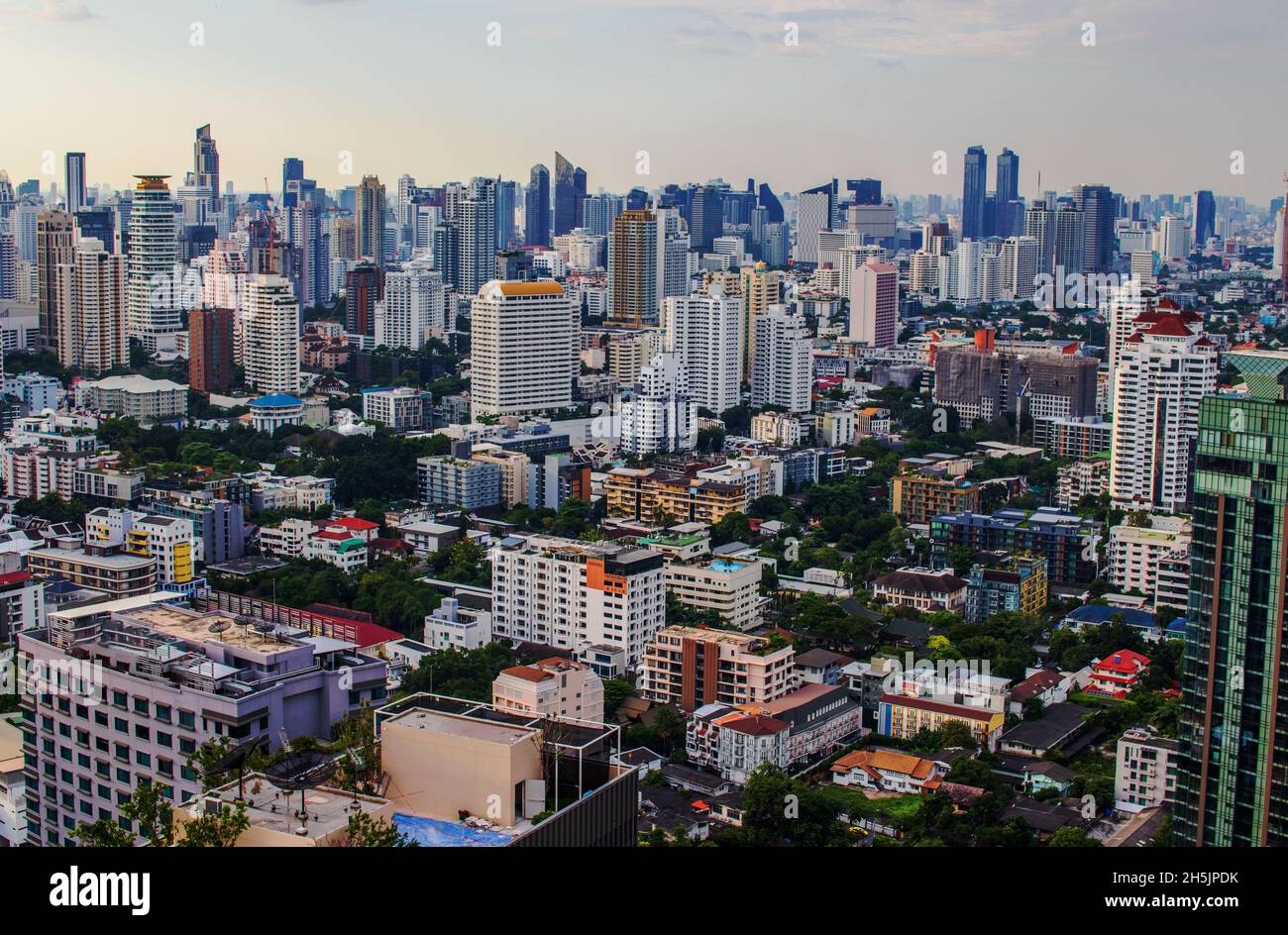 Vista sul paesaggio urbano, il centro e il grattacielo della metropoli di Bangkok in Thailandia Sud-Est asiatico Foto Stock