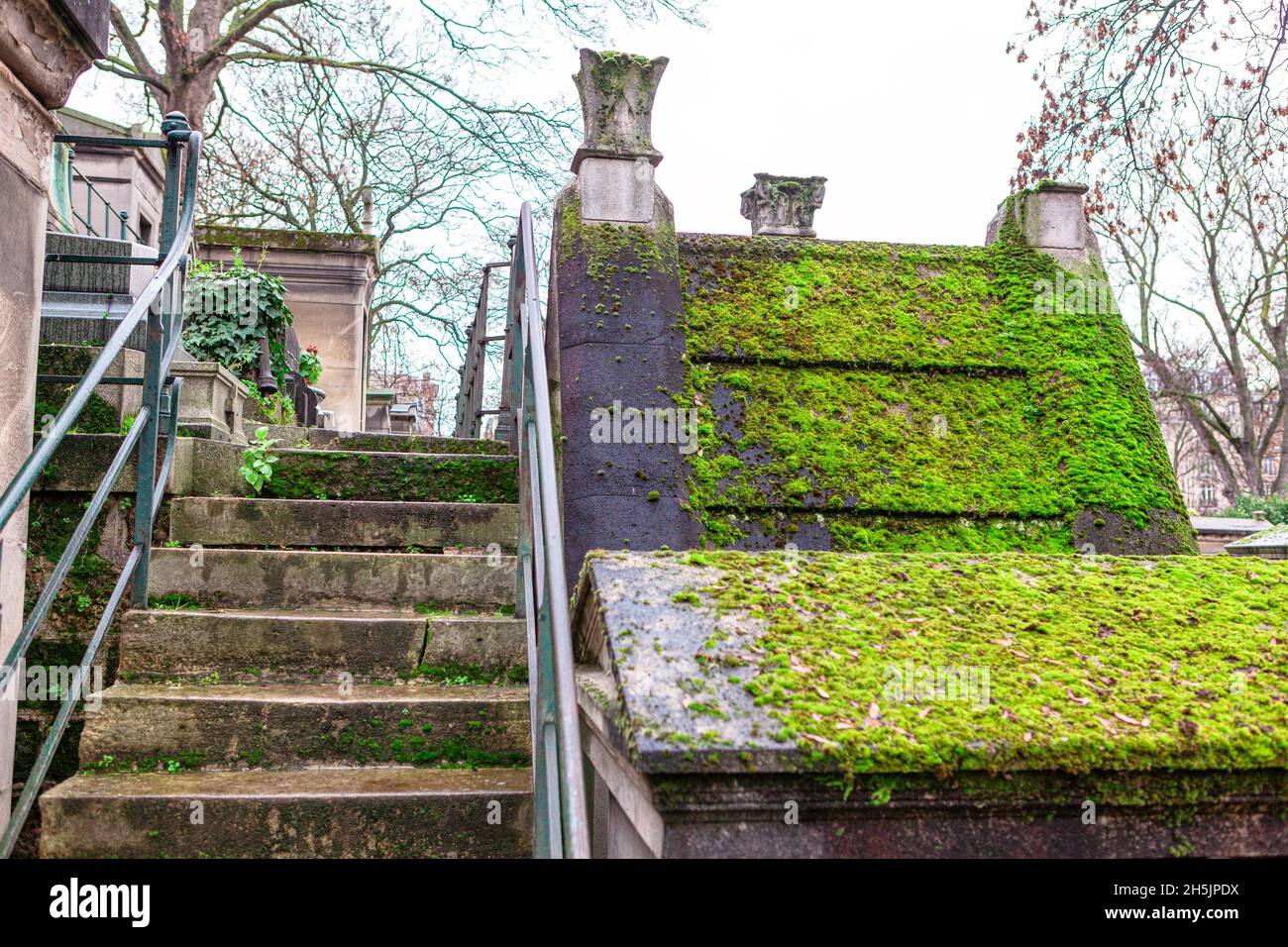 Scale del cimitero di Montmartre a Parigi . Muschio sulla lapide Foto Stock