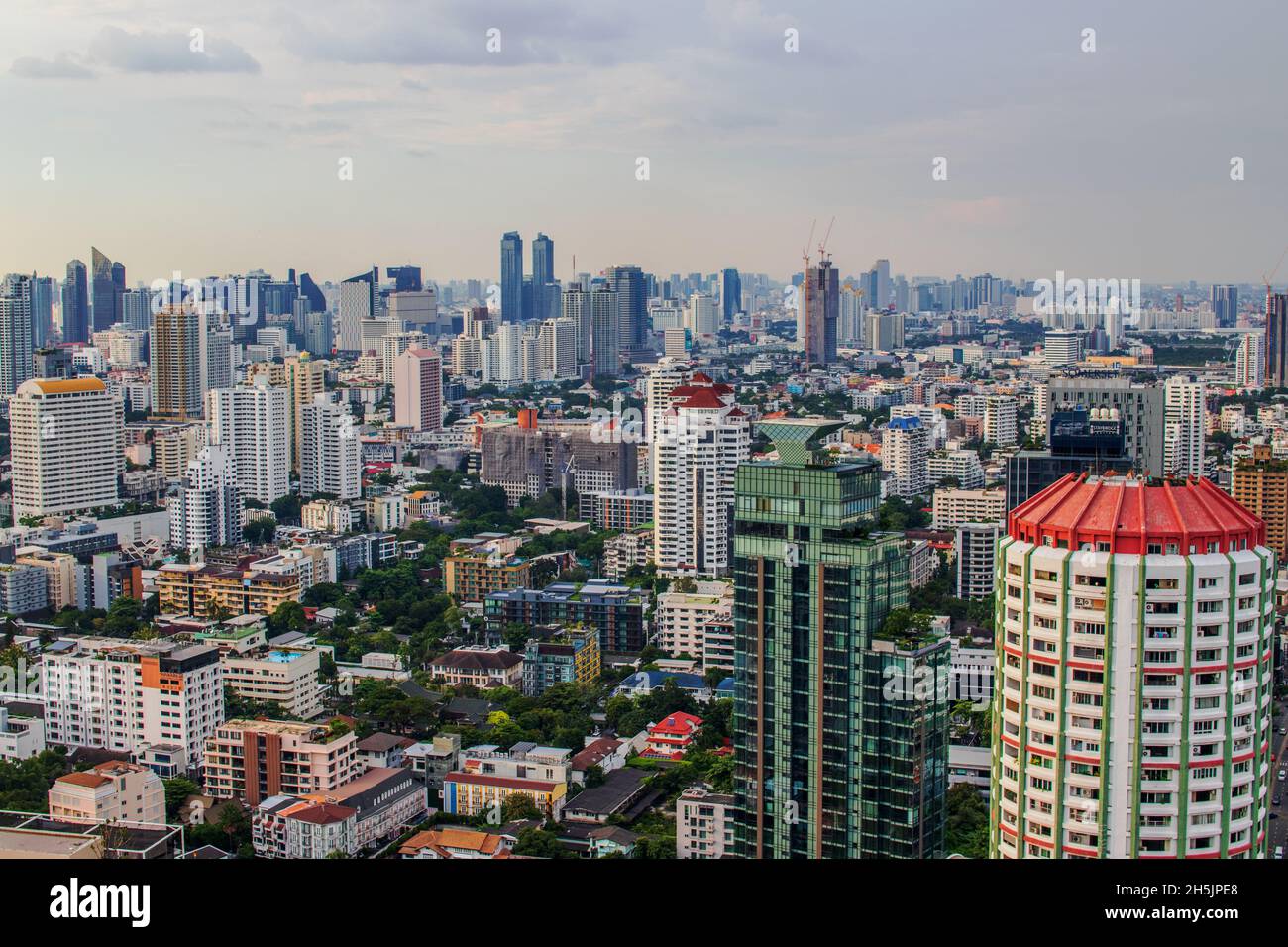 Vista sul paesaggio urbano, il centro e il grattacielo della metropoli di Bangkok in Thailandia Sud-Est asiatico Foto Stock