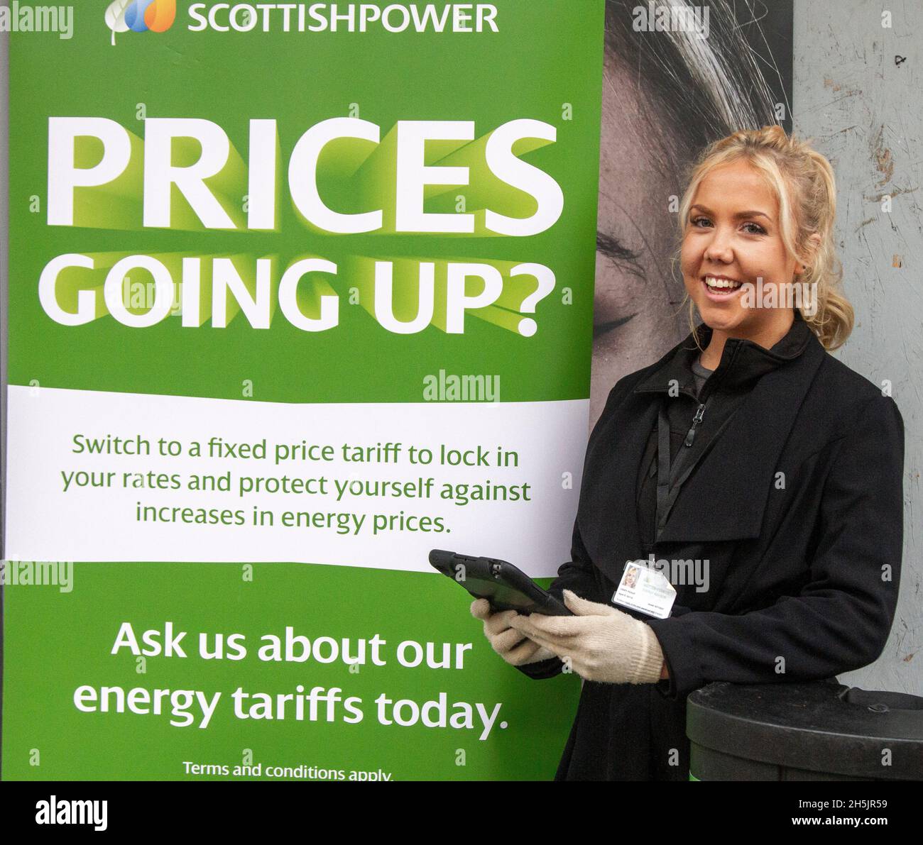 "Energy Crisis Prices Going Up" nel centro di Preston, il team di marketing scozzese Power guidato da Casey Pickup, sta promuovendo pacchetti per l'energia fissa. Il passaggio a una tariffa fissa per l'energia a doppio combustibile bloccherà le tariffe e proteggerà dai futuri picchi dei prezzi dell'energia. Dal 1 ottobre 2021, fino a 15 milioni di clienti potrebbero far fronte a un aumento del conto. Poiché le limitazioni di prezzo per i pacchetti energetici fuori contratto sono aumentate, le bollette annuali sono aumentate in media di £139 dollari, ovvero più elevate per un misuratore di prepagamento o se si utilizza molta energia. Foto Stock