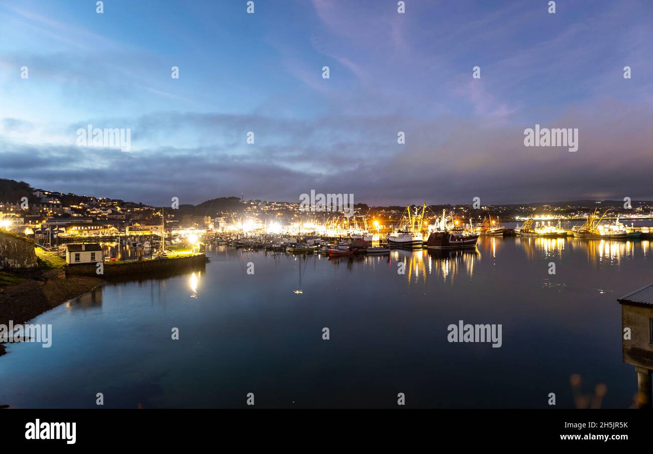 Parte della flotta da pesca britannica a Newlyn Harbor, Cornovaglia. Newlyn ha un mercato in cui le catture sbarcate sono oggetto di scambi in tutta l'UE. Foto Stock
