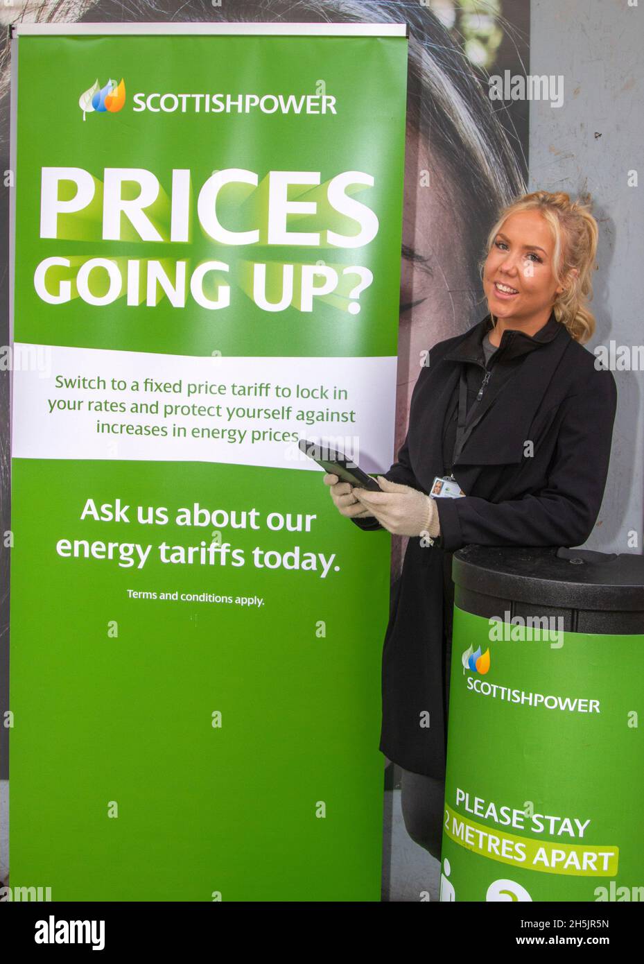 "Energy Crisis Prices Going Up" nel centro di Preston, il team di marketing scozzese Power guidato da Casey Pickup, sta promuovendo pacchetti per l'energia fissa. Il passaggio a una tariffa fissa per l'energia a doppio combustibile bloccherà le tariffe e proteggerà dai futuri picchi dei prezzi dell'energia. Dal 1 ottobre 2021, fino a 15 milioni di clienti potrebbero far fronte a un aumento del conto. Poiché le limitazioni di prezzo per i pacchetti energetici fuori contratto sono aumentate, le bollette annuali sono aumentate in media di £139 dollari, ovvero più elevate per un misuratore di prepagamento o se si utilizza molta energia. Foto Stock