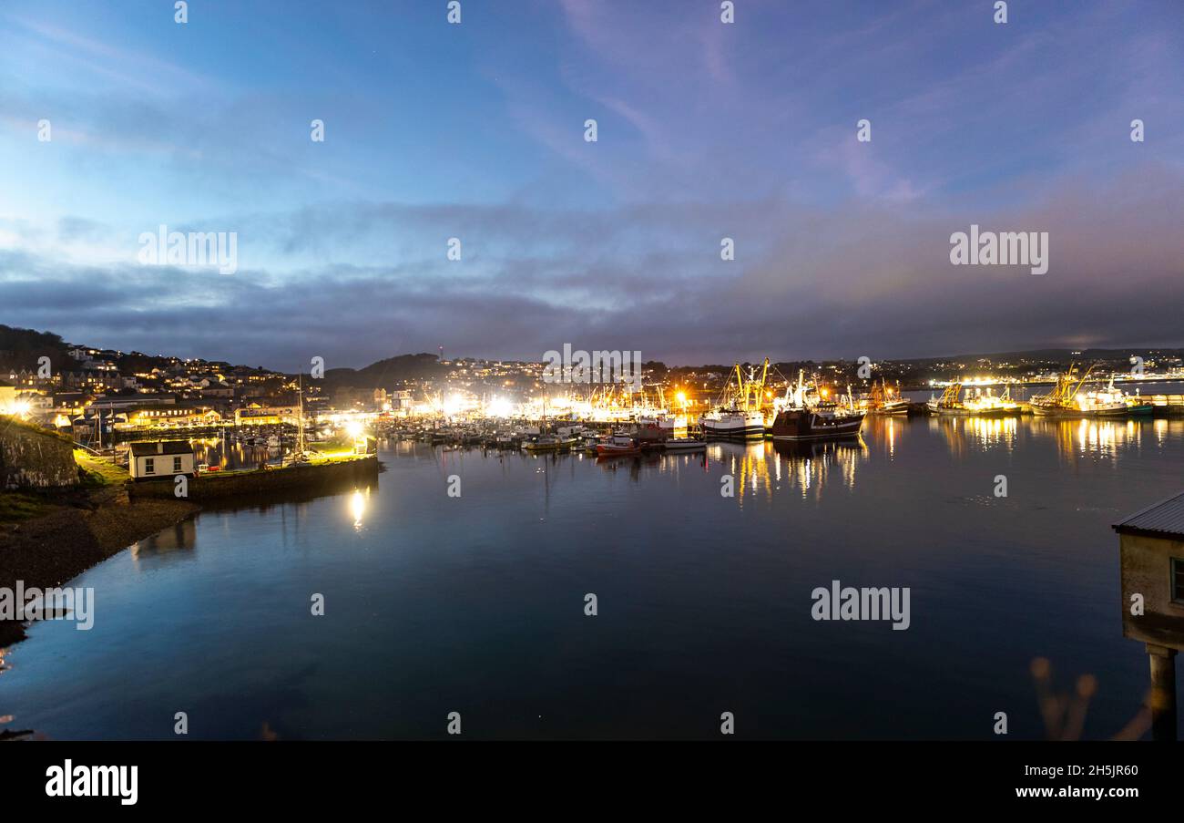 Parte della flotta da pesca britannica a Newlyn Harbor, Cornovaglia. Newlyn ha un mercato in cui le catture sbarcate sono oggetto di scambi in tutta l'UE. Foto Stock