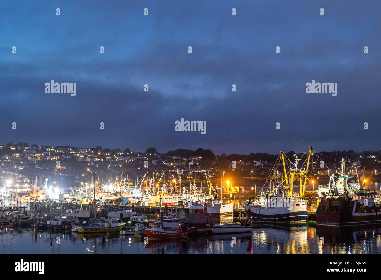 Parte della flotta da pesca britannica a Newlyn Harbor, Cornovaglia. Newlyn ha un mercato in cui le catture sbarcate sono oggetto di scambi in tutta l'UE. Foto Stock