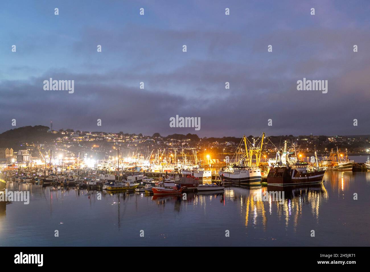 Parte della flotta da pesca britannica a Newlyn Harbor, Cornovaglia. Newlyn ha un mercato in cui le catture sbarcate sono oggetto di scambi in tutta l'UE. Foto Stock