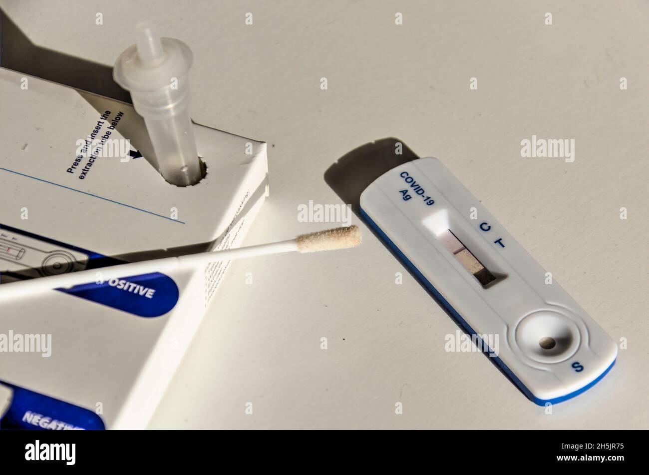 Rotterdam (Paesi Bassi), 4 novembre 2021: Test a casa fissato con esito negativo su una tavola bianca Foto Stock
