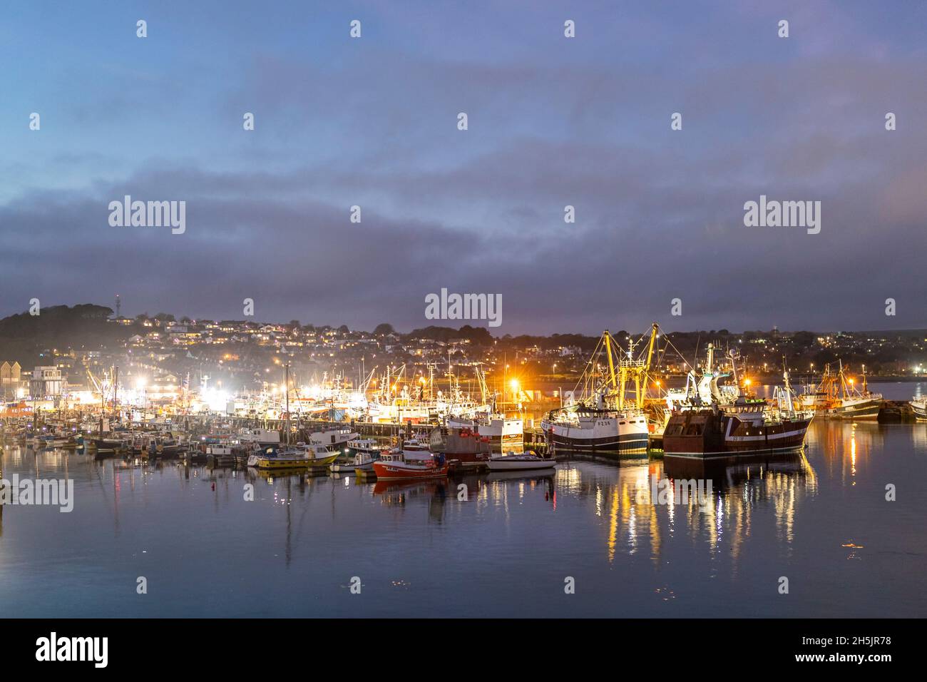 Parte della flotta da pesca britannica a Newlyn Harbor, Cornovaglia. Newlyn ha un mercato in cui le catture sbarcate sono oggetto di scambi in tutta l'UE. Foto Stock