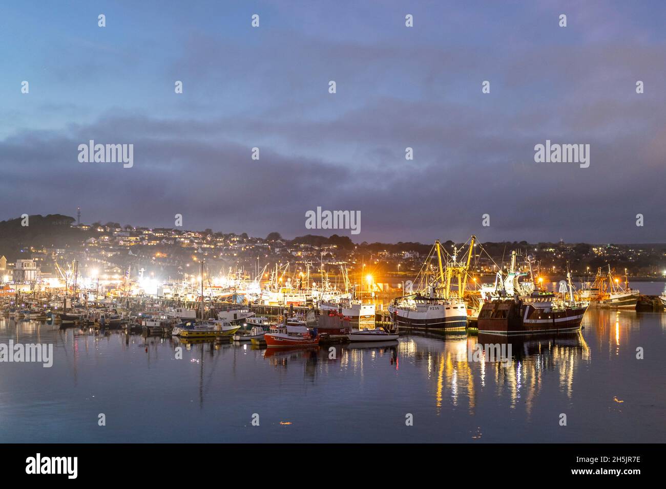 Parte della flotta da pesca britannica a Newlyn Harbor, Cornovaglia. Newlyn ha un mercato in cui le catture sbarcate sono oggetto di scambi in tutta l'UE. Foto Stock