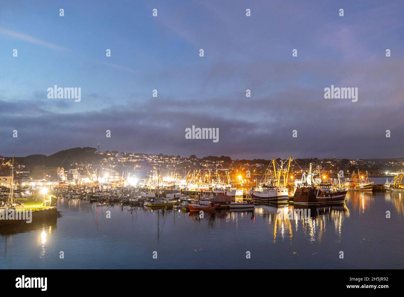 Parte della flotta da pesca britannica a Newlyn Harbor, Cornovaglia. Newlyn ha un mercato in cui le catture sbarcate sono oggetto di scambi in tutta l'UE. Foto Stock