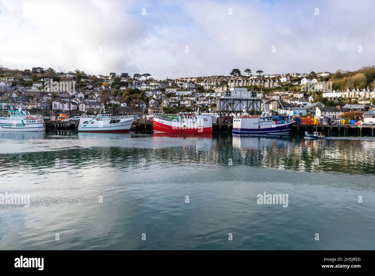 Parte della flotta da pesca britannica a Newlyn Harbor, Cornovaglia. Newlyn ha un mercato in cui le catture sbarcate sono oggetto di scambi in tutta l'UE. Foto Stock