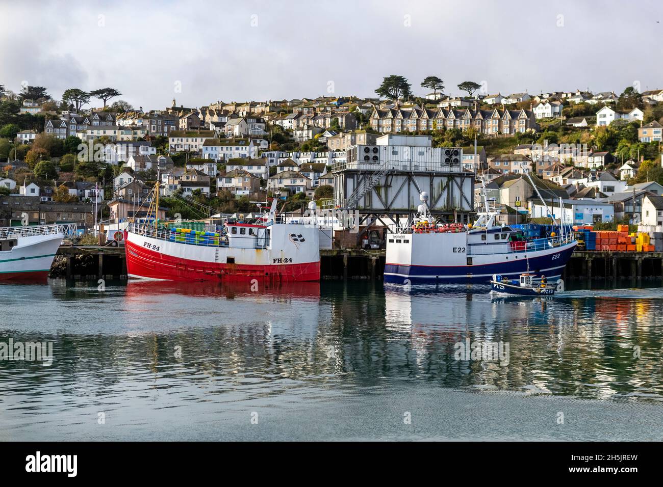 Parte della flotta da pesca britannica a Newlyn Harbor, Cornovaglia. Newlyn ha un mercato in cui le catture sbarcate sono oggetto di scambi in tutta l'UE. Foto Stock
