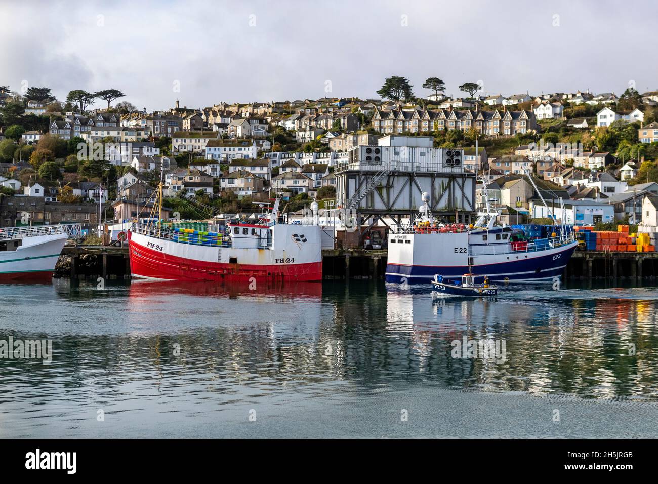 Parte della flotta da pesca britannica a Newlyn Harbor, Cornovaglia. Newlyn ha un mercato in cui le catture sbarcate sono oggetto di scambi in tutta l'UE. Foto Stock