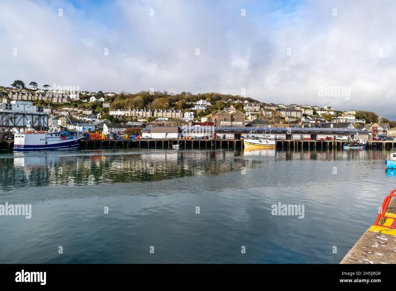 Parte della flotta da pesca britannica a Newlyn Harbor, Cornovaglia. Newlyn ha un mercato in cui le catture sbarcate sono oggetto di scambi in tutta l'UE. Foto Stock