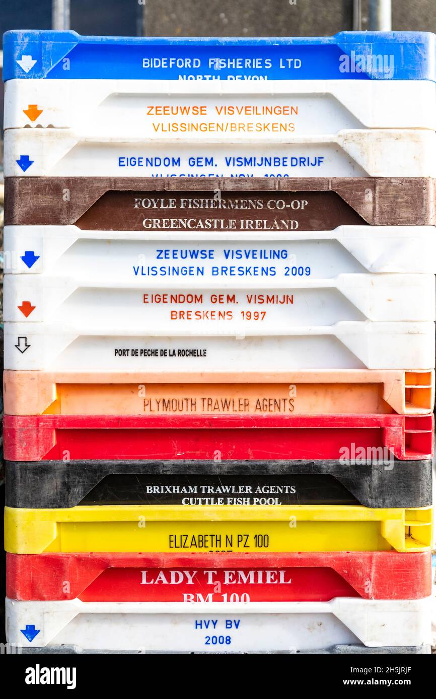 La controversia sulla pesca tra l'UE e il Regno Unito. Impilati insieme, scatole di pesce stampate in inglese e in diverse lingue dell'UE. Porto di Newlyn, Cornovaglia. REGNO UNITO Foto Stock