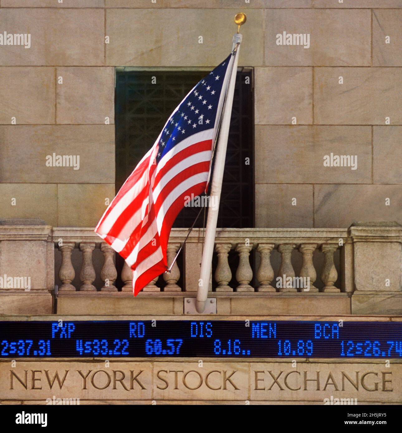 Edificio della Borsa di New York, dati del mercato azionario, bandiera americana. Wall Street, quartiere finanziario, Lower Manhattan. Biglietto delle azioni. STATI UNITI Foto Stock