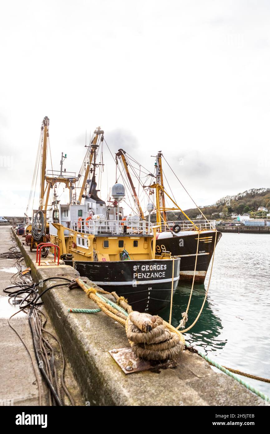 Parte della flotta da pesca britannica a Newlyn Harbor, Cornovaglia. Newlyn ha un mercato in cui le catture sbarcate sono oggetto di scambi in tutta l'UE. Foto Stock