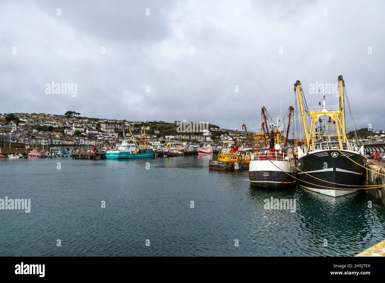 Parte della flotta da pesca britannica a Newlyn Harbor, Cornovaglia. Newlyn ha un mercato in cui le catture sbarcate sono oggetto di scambi in tutta l'UE. Foto Stock