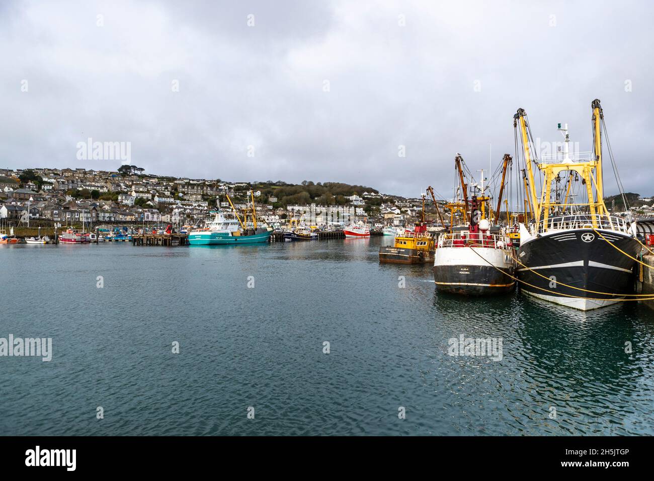 Parte della flotta da pesca britannica a Newlyn Harbor, Cornovaglia. Newlyn ha un mercato in cui le catture sbarcate sono oggetto di scambi in tutta l'UE. Foto Stock