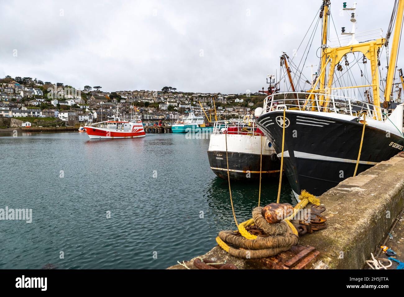 Parte della flotta da pesca britannica a Newlyn Harbor, Cornovaglia. Newlyn ha un mercato in cui le catture sbarcate sono oggetto di scambi in tutta l'UE. Foto Stock