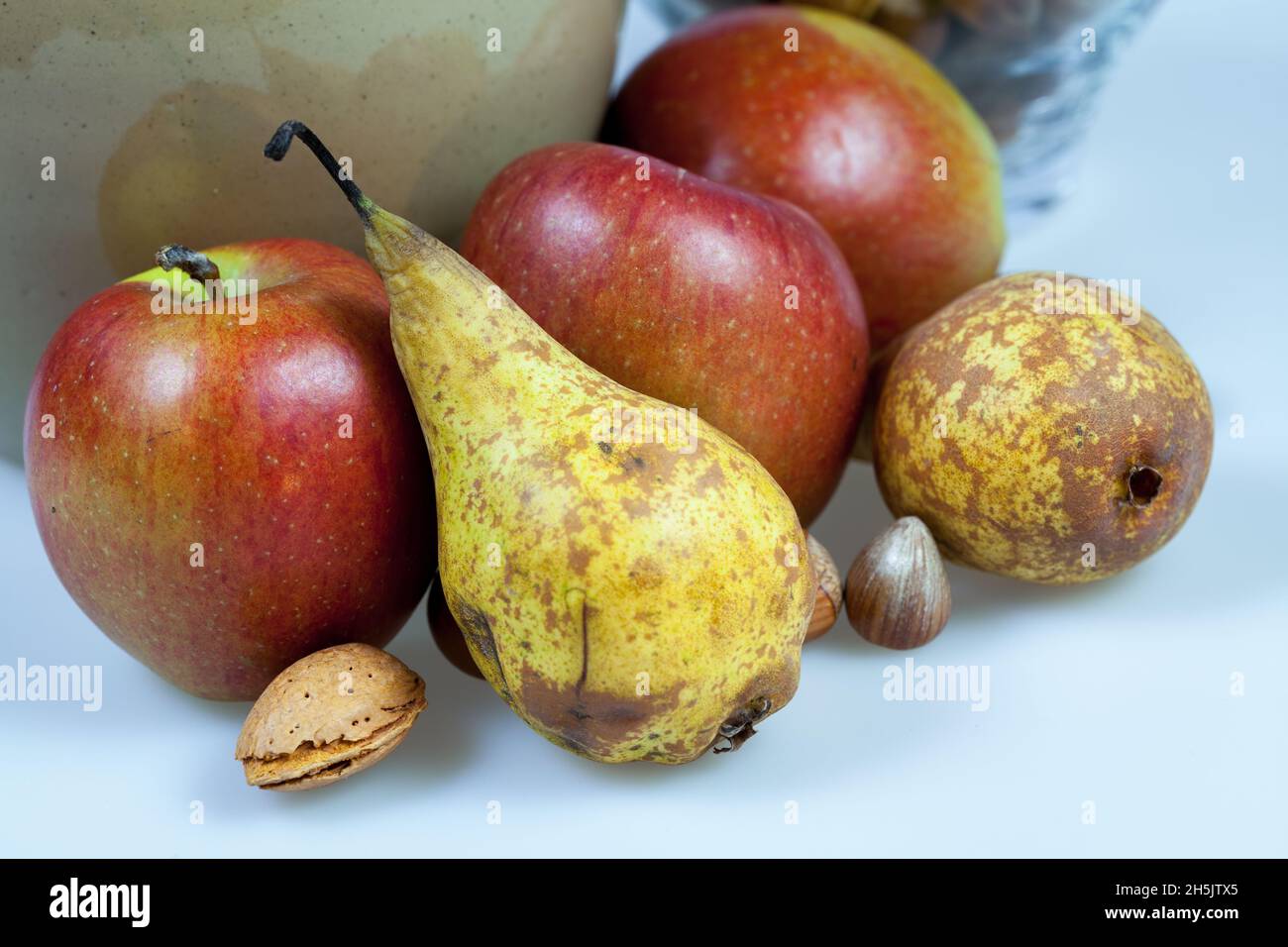 Mostra di natura morta di mele, pere e noci Foto Stock