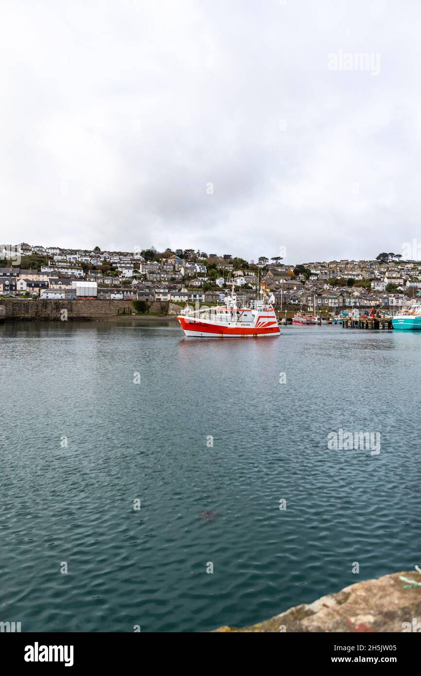 Parte della flotta da pesca britannica a Newlyn Harbor, Cornovaglia. Newlyn ha un mercato in cui le catture sbarcate sono oggetto di scambi in tutta l'UE. Foto Stock