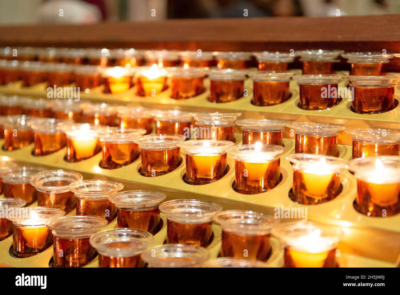 Righe di candele accese su Alter Foto Stock