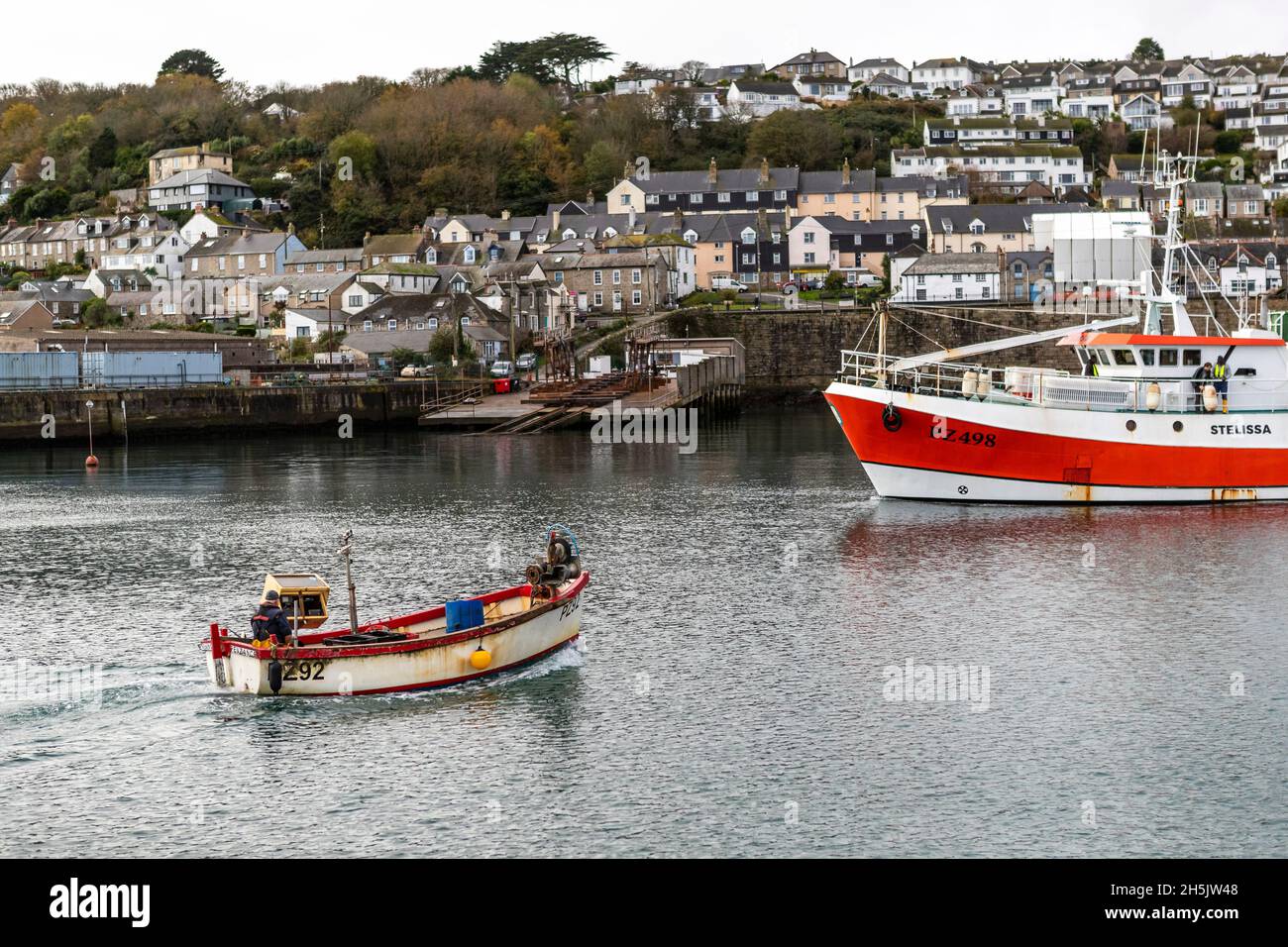 Parte della flotta da pesca britannica a Newlyn Harbor, Cornovaglia. Newlyn ha un mercato in cui le catture sbarcate sono oggetto di scambi in tutta l'UE. Foto Stock
