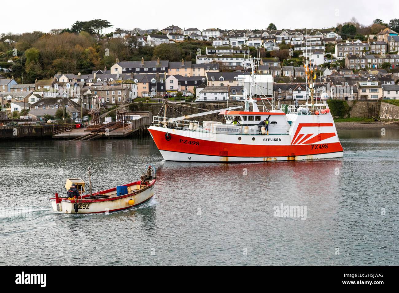 Parte della flotta da pesca britannica a Newlyn Harbor, Cornovaglia. Newlyn ha un mercato in cui le catture sbarcate sono oggetto di scambi in tutta l'UE. Foto Stock