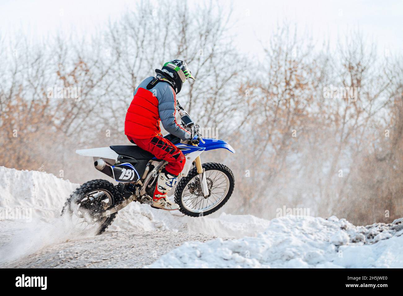 motociclista invernale che guida una moto sportiva Foto Stock