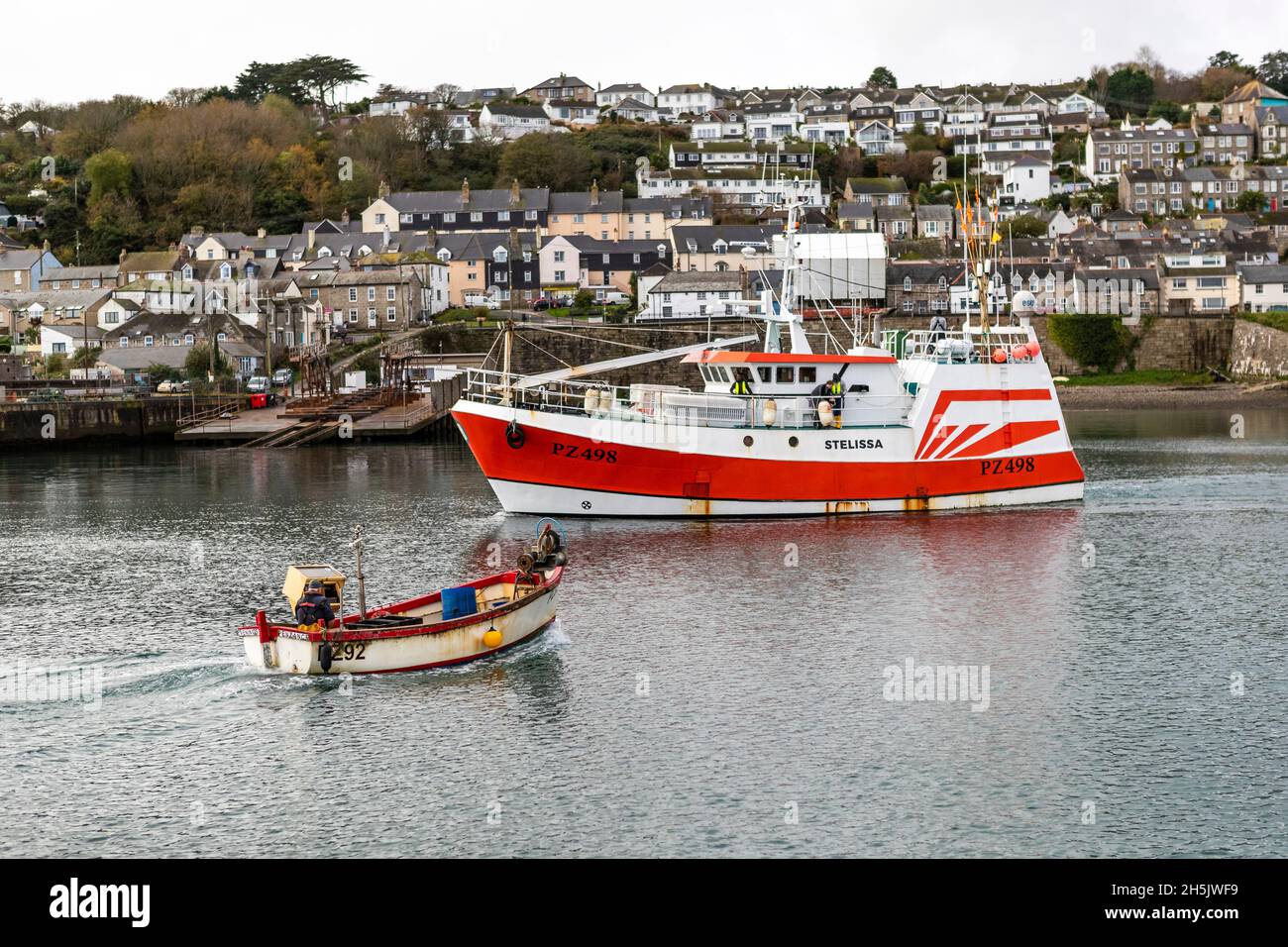 Parte della flotta da pesca britannica a Newlyn Harbor, Cornovaglia. Newlyn ha un mercato in cui le catture sbarcate sono oggetto di scambi in tutta l'UE. Foto Stock