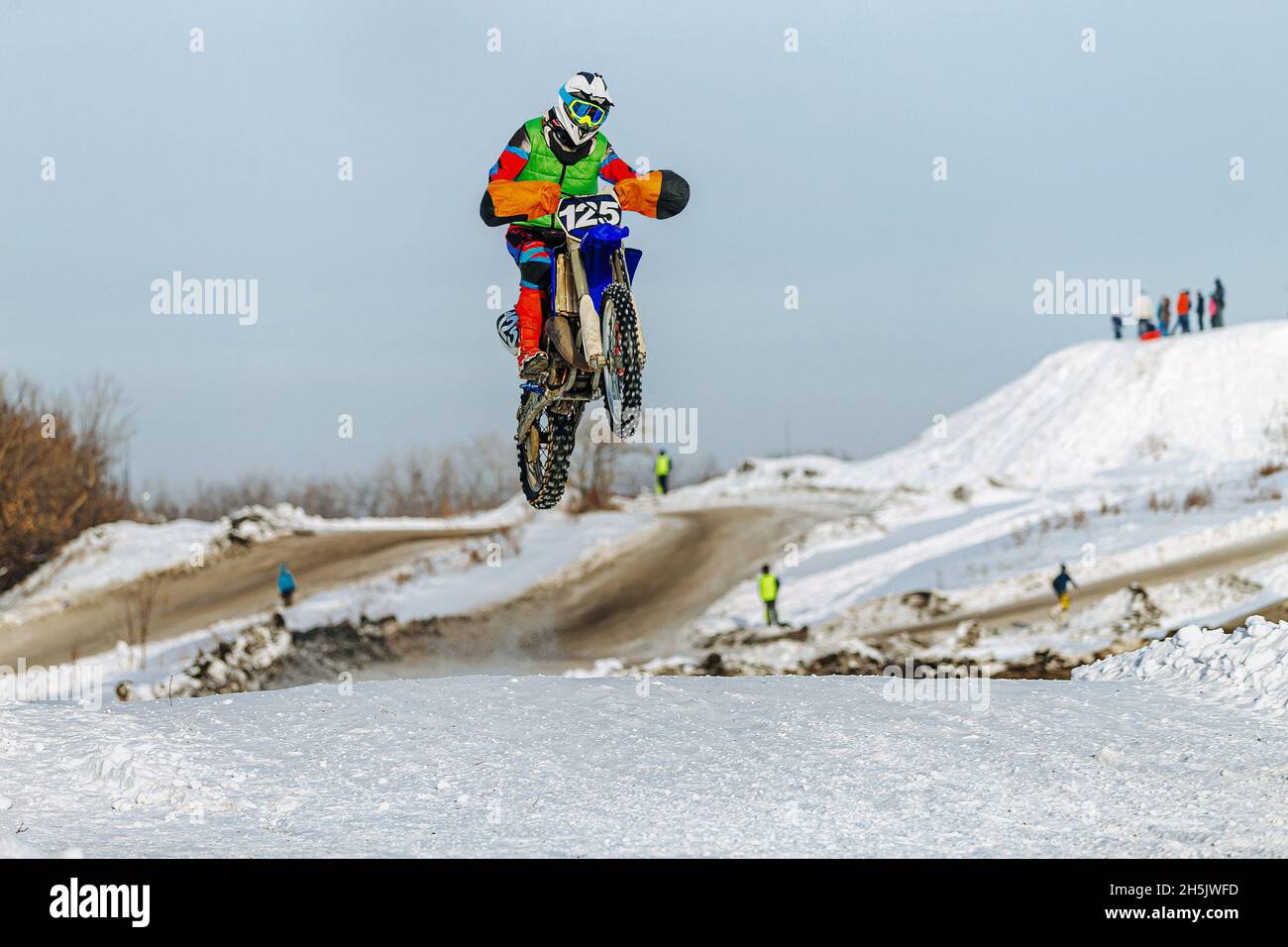 moto da corsa su moto salto su neve collina Foto Stock