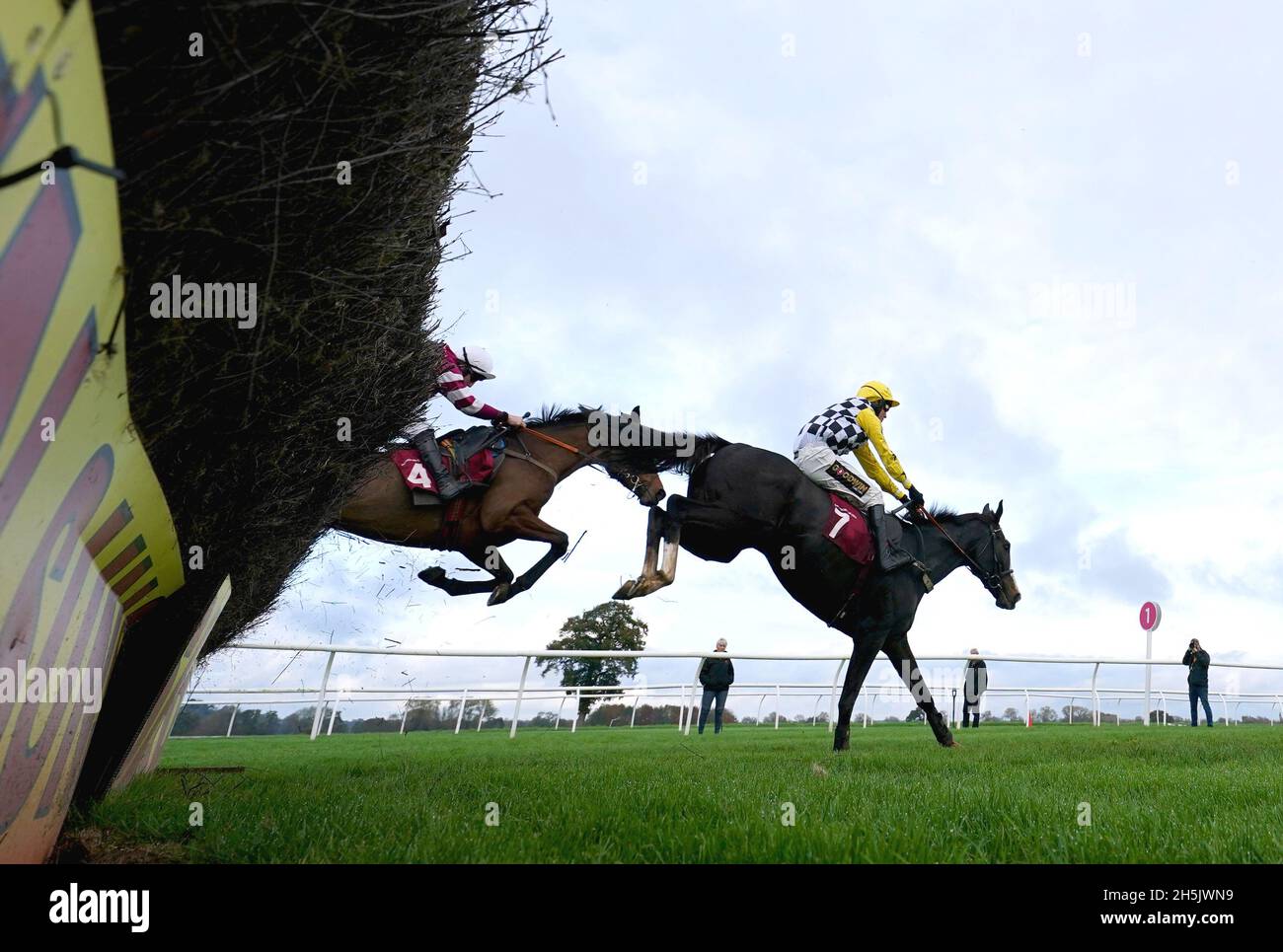 La regina glancing cavalcata dal jockey Tom Cannon (a destra) libera una recinzione sulla strada per vincere la Yorton Stallions Mares 'Novices' Chase all'ippodromo di Bangor-on-Dee. Data foto: Mercoledì 10 novembre 2021. Foto Stock