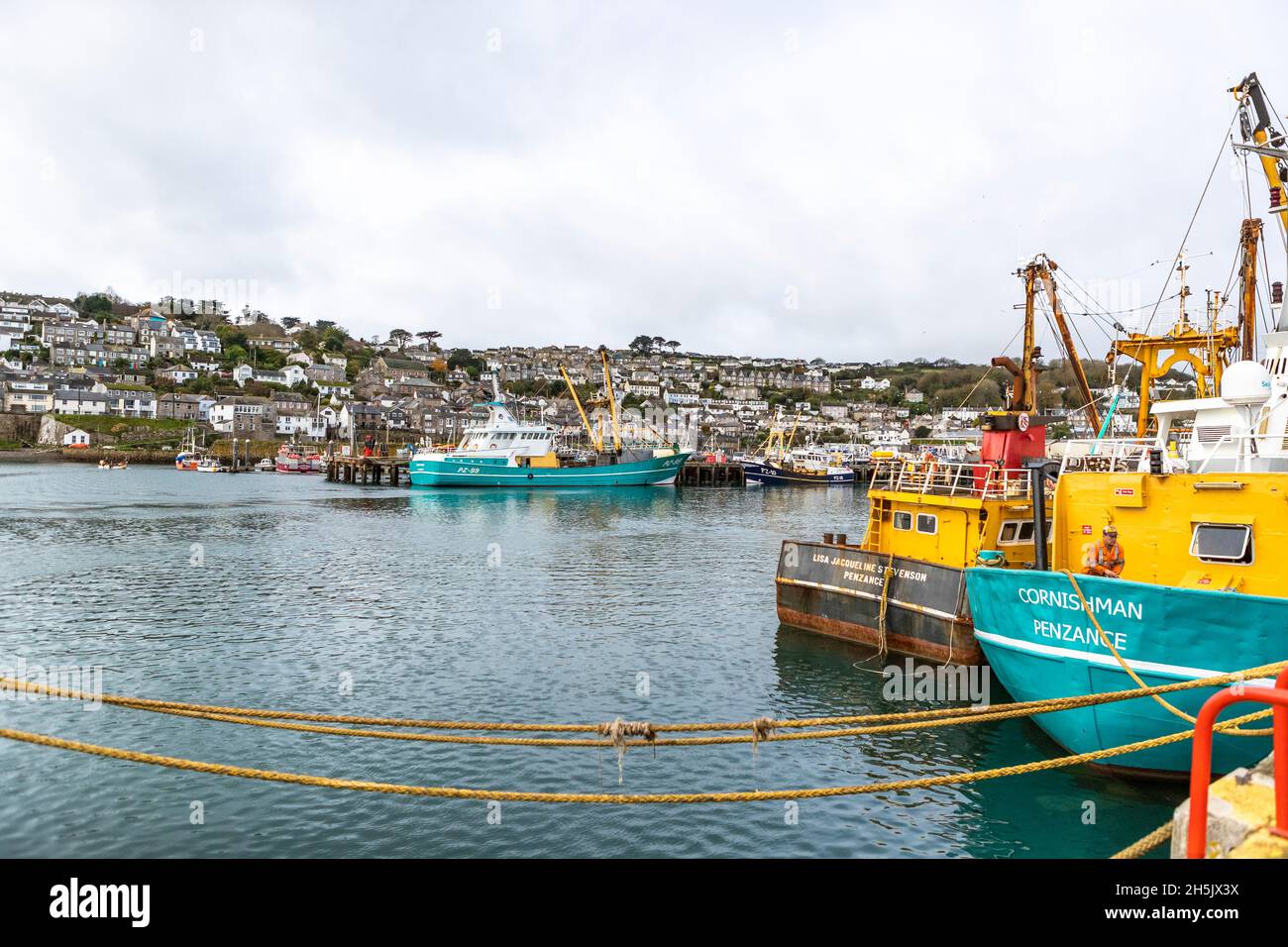 Parte della flotta da pesca britannica a Newlyn Harbor, Cornovaglia. Newlyn ha un mercato in cui le catture sbarcate sono oggetto di scambi in tutta l'UE. Foto Stock