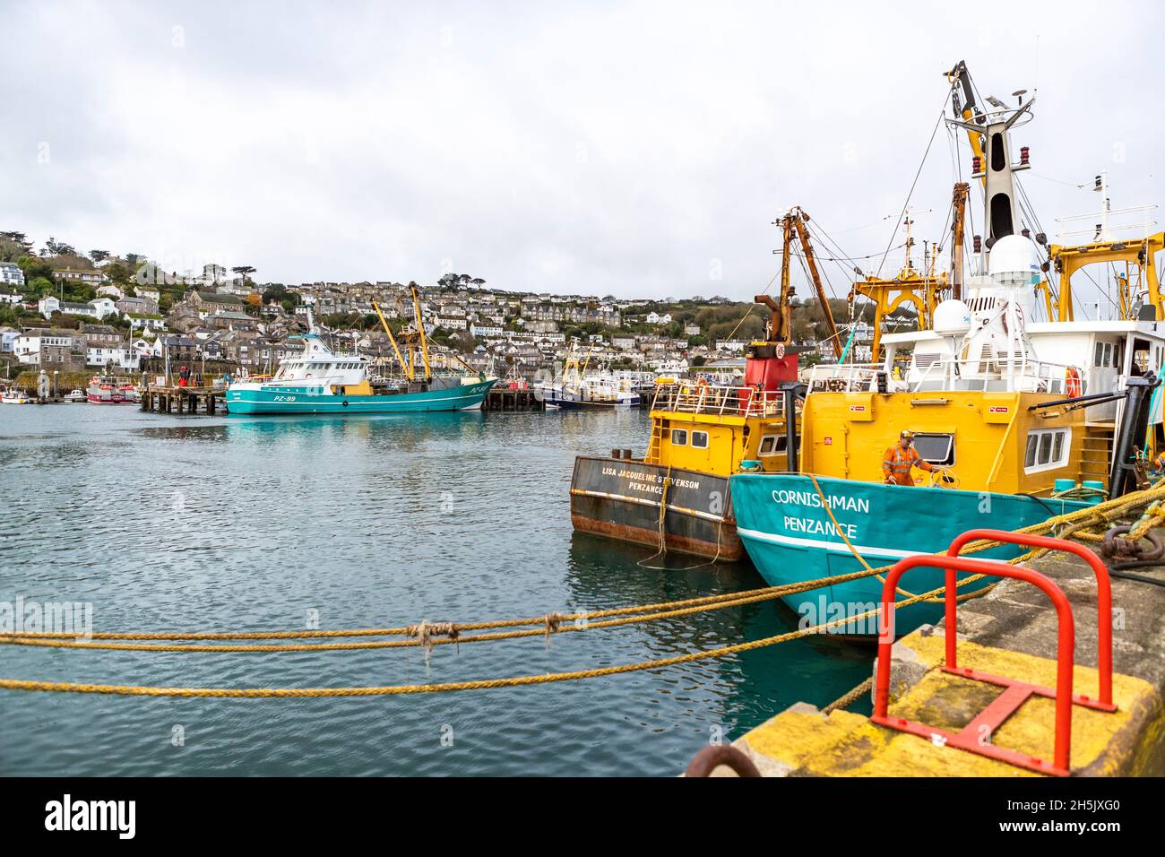 Parte della flotta da pesca britannica a Newlyn Harbor, Cornovaglia. Newlyn ha un mercato in cui le catture sbarcate sono oggetto di scambi in tutta l'UE. Foto Stock