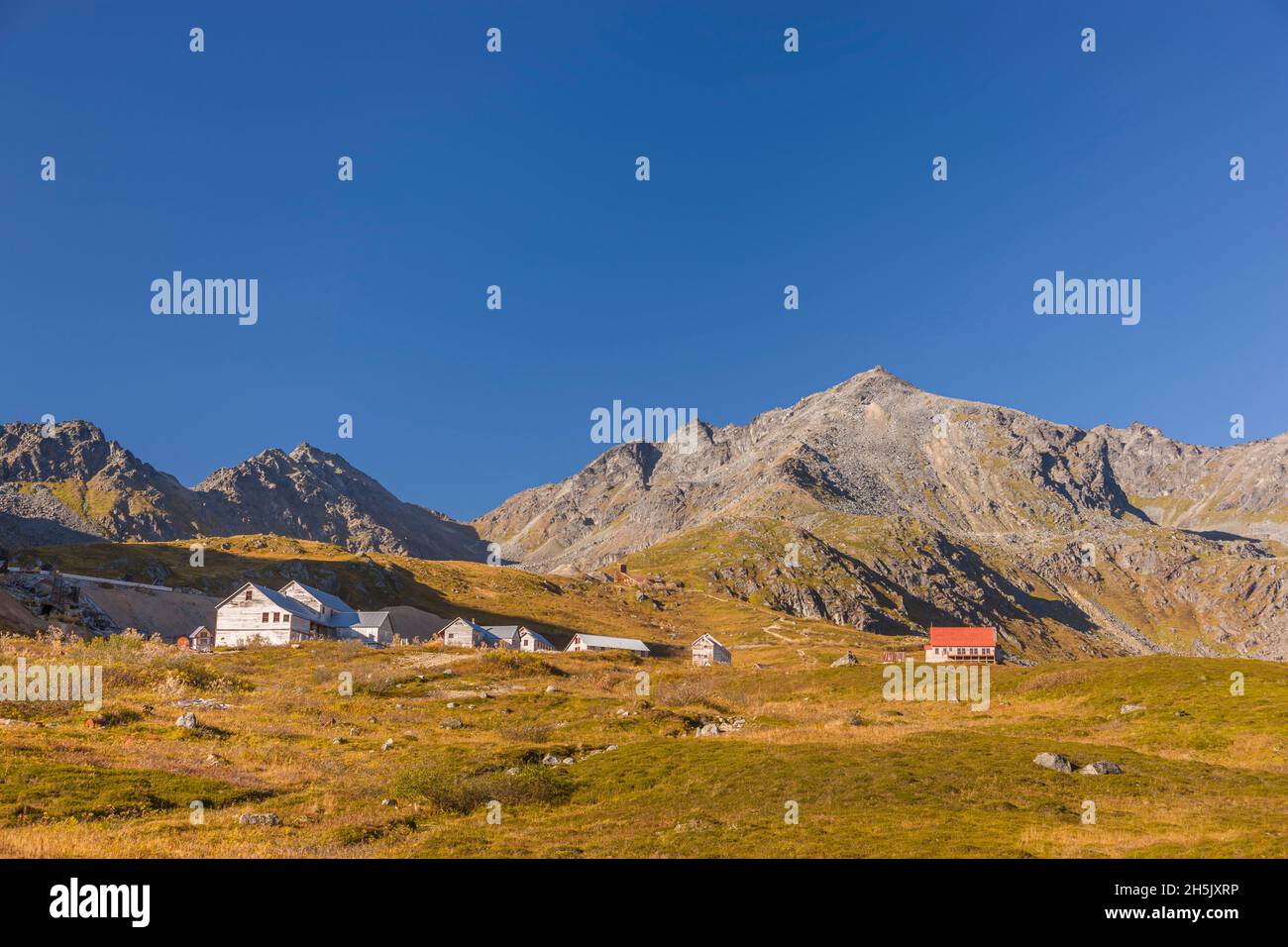 Independence Mine e Gold Mint zona miniera, autunno colorato tundra che fiancheggiano le montagne durante la caduta, Hatcher Pass, Independence Mine state Histo... Foto Stock