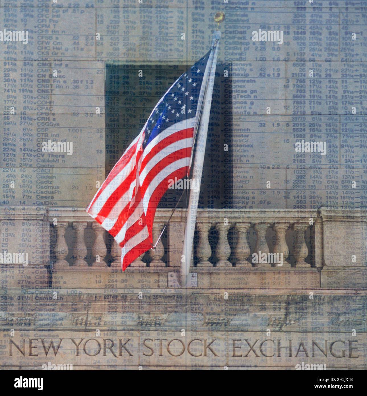 Entrata dell'edificio della Borsa di New York, bandiera americana, dati del mercato azionario. Wall Street, Financial District, Lower Manhattan, New York City. Esterno Foto Stock