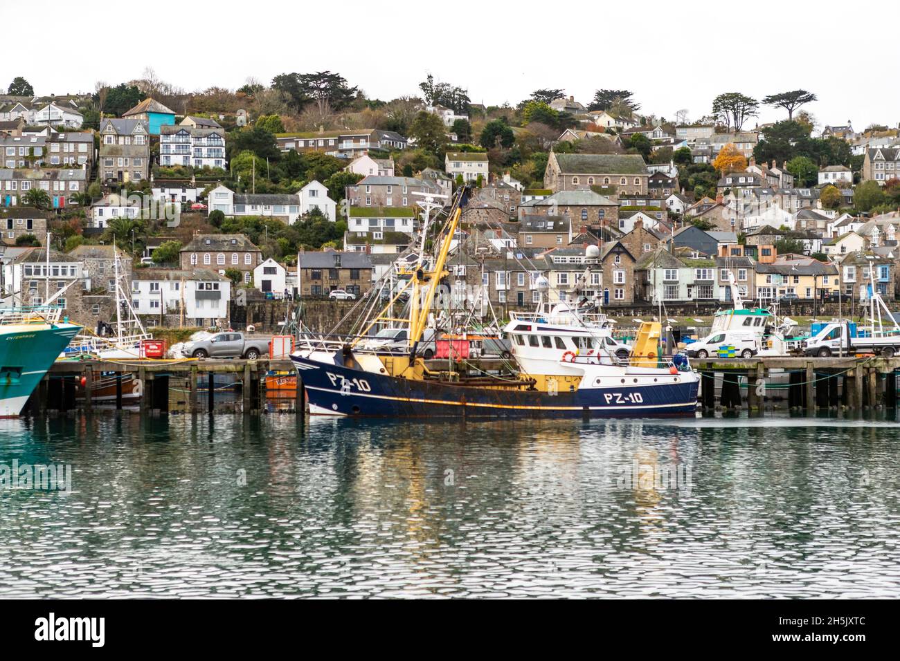 Parte della flotta da pesca britannica a Newlyn Harbor, Cornovaglia. Newlyn ha un mercato in cui le catture sbarcate sono oggetto di scambi in tutta l'UE. Foto Stock
