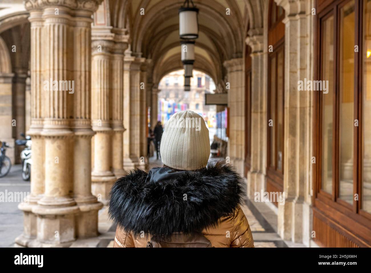 Ragazza viaggiatore sta camminando sulla strada a Vienna, Austria. Foto Stock