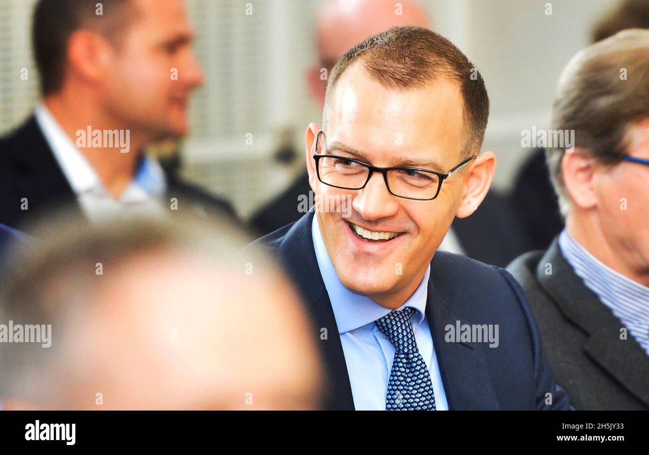 Kretinsky, proprietario di Sparta Praha, è diventato co-proprietario del club di calcio britannico West Ham United. Le sue partecipazioni del 1890 comprarono il 27% delle sue azioni, il 10 novembre 2021. +++FILE PHOTO+++ i deputati della città di Plzen hanno approvato la fusione del produttore di calore Plzenska teplarenska, interamente di proprietà di Plzen, con Plzenska energetika del gruppo DI EPH del miliardario Daniel Kretinsky (foto) il cui gruppo guadagnerà il 35% nella società, il vice sindaco di Plzen Pavel Sindelar ha detto oggi ai deputati, Il 24 maggio 2018. Il palo rimanente rimarrà nelle mani della città. La nuova società sarà istituita il prossimo anno a gennaio. E Foto Stock