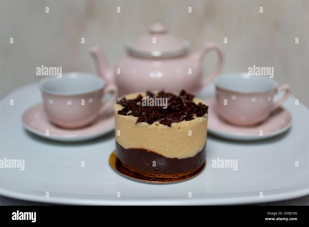 Tea party, con teiera, tazze da tè e mini torta gourmet; Studio Shot Foto Stock