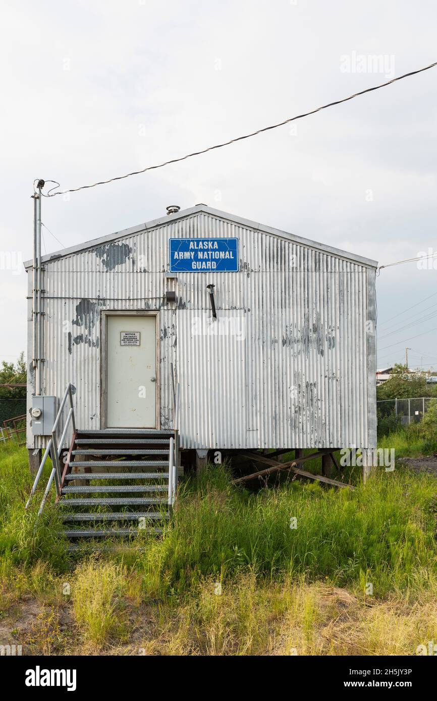 Alaska Army National Guard deposito capannone in Mountain Village, Lower Yukon River, Western Alaska, USA; Mountain River, Alaska, Stati Uniti d'America Foto Stock