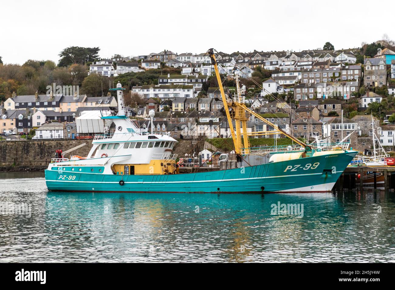 Parte della flotta da pesca britannica a Newlyn Harbor, Cornovaglia. Newlyn ha un mercato in cui le catture sbarcate sono oggetto di scambi in tutta l'UE. Foto Stock