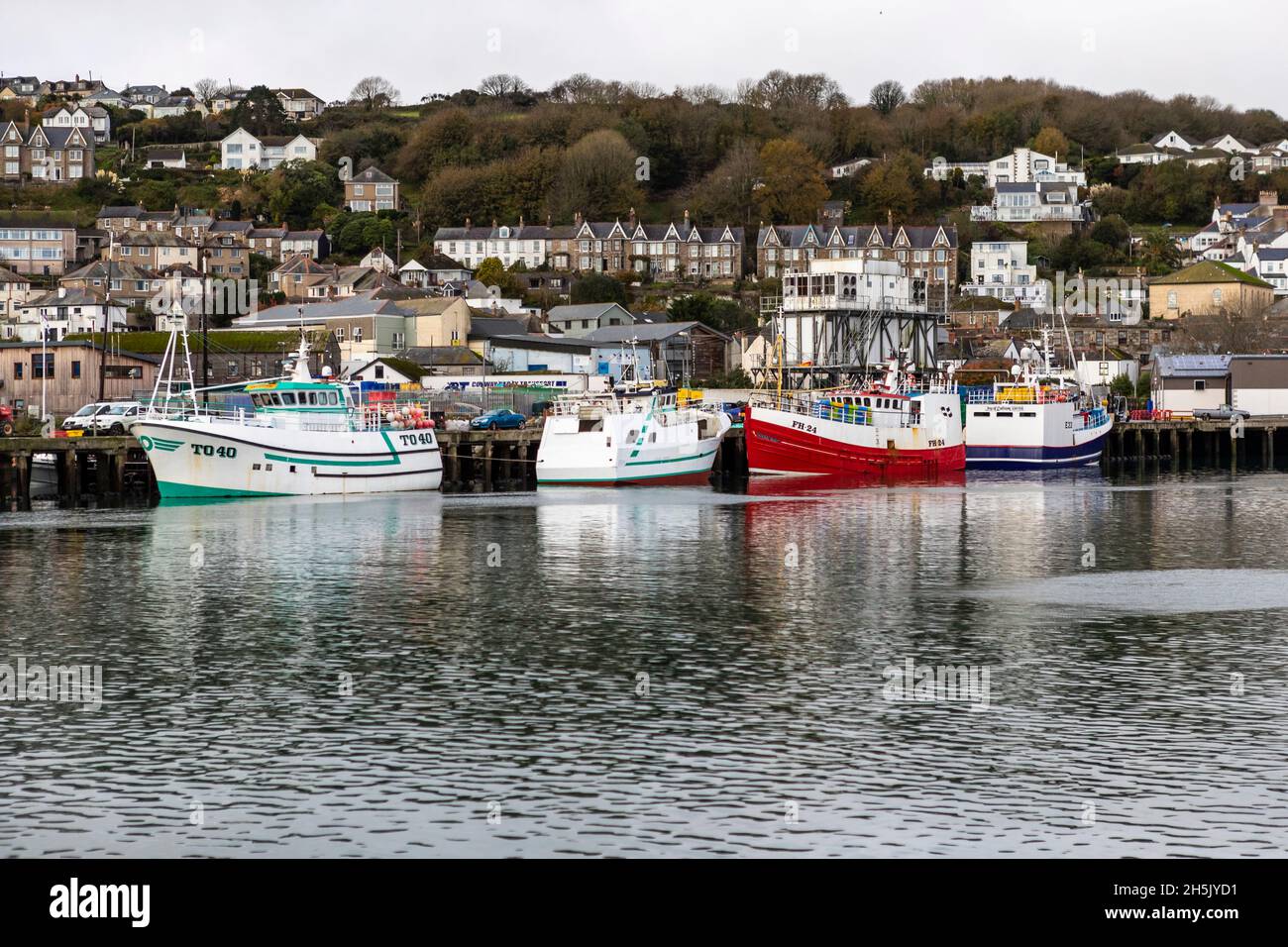 Parte della flotta da pesca britannica a Newlyn Harbor, Cornovaglia. Newlyn ha un mercato in cui le catture sbarcate sono oggetto di scambi in tutta l'UE. Foto Stock