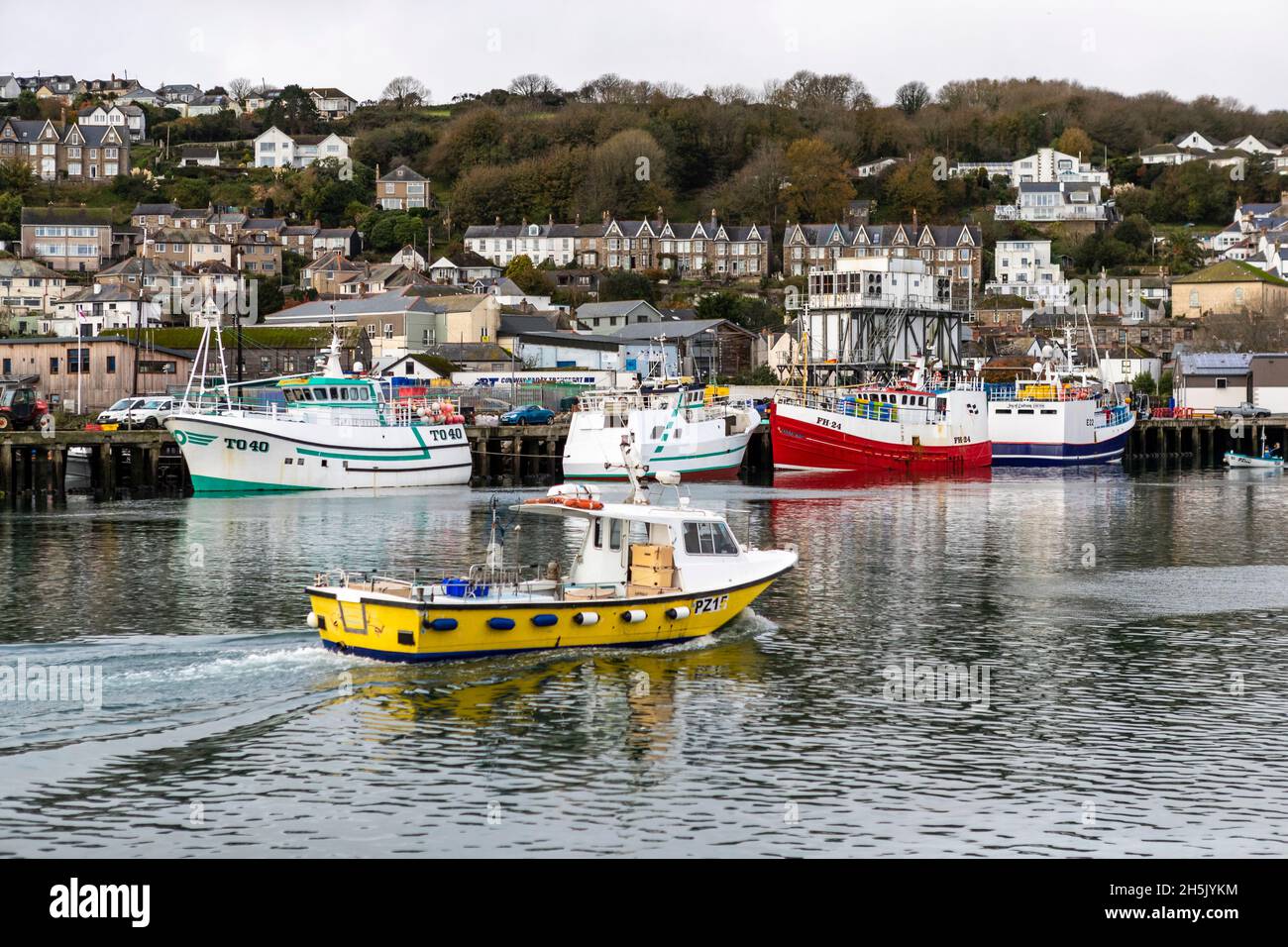Parte della flotta da pesca britannica a Newlyn Harbor, Cornovaglia. Newlyn ha un mercato in cui le catture sbarcate sono oggetto di scambi in tutta l'UE. Foto Stock