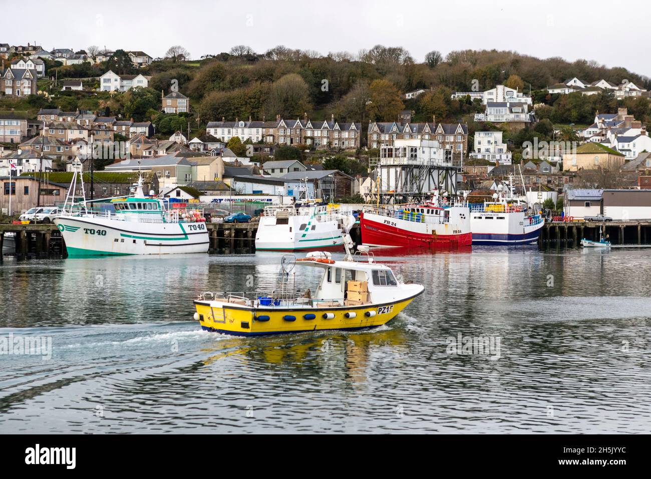 Parte della flotta da pesca britannica a Newlyn Harbor, Cornovaglia. Newlyn ha un mercato in cui le catture sbarcate sono oggetto di scambi in tutta l'UE. Foto Stock