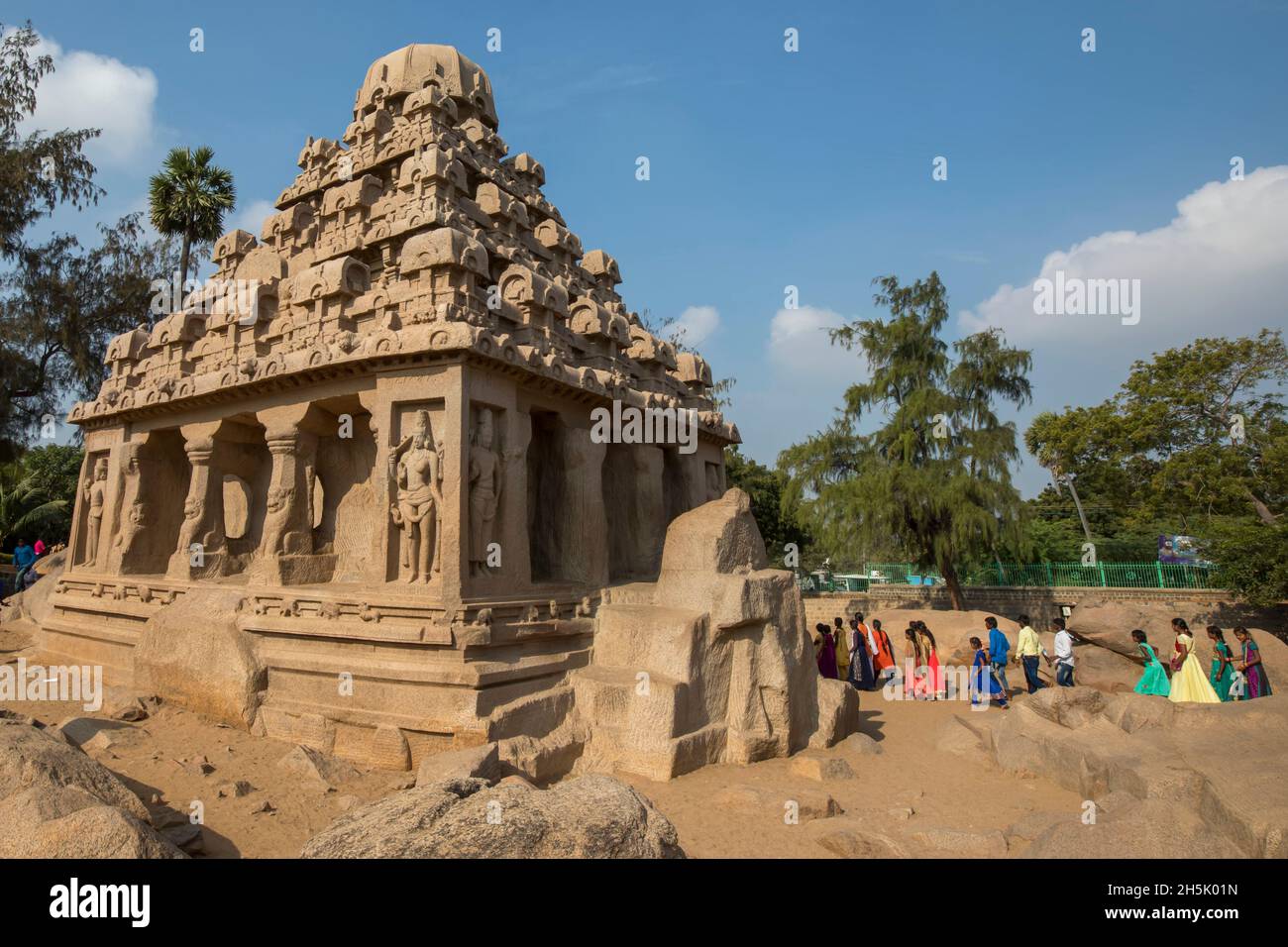 Arjuna Ratha, uno dei cinque Rathas, monoliti di granito scolpiti a Mahabalipuram, Tamil Nadu, India; Chengalpattu, Tamil Nadu, India Foto Stock