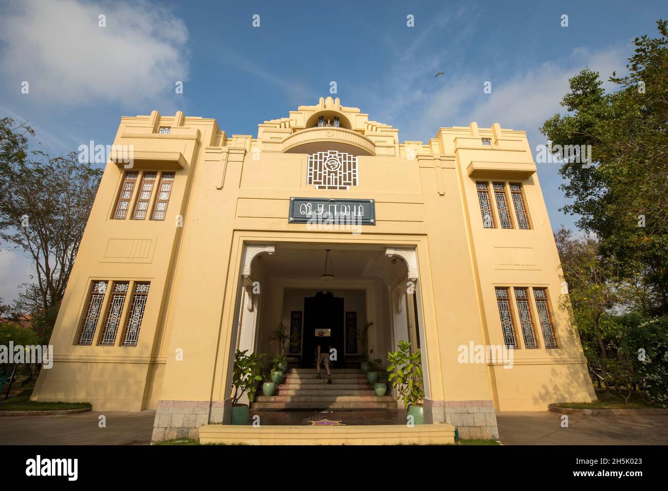 Esterno di un palazzo di famiglia, Chetinad, Tamil Nadu, India; Karaikudi, Tamil Nadu, India Foto Stock