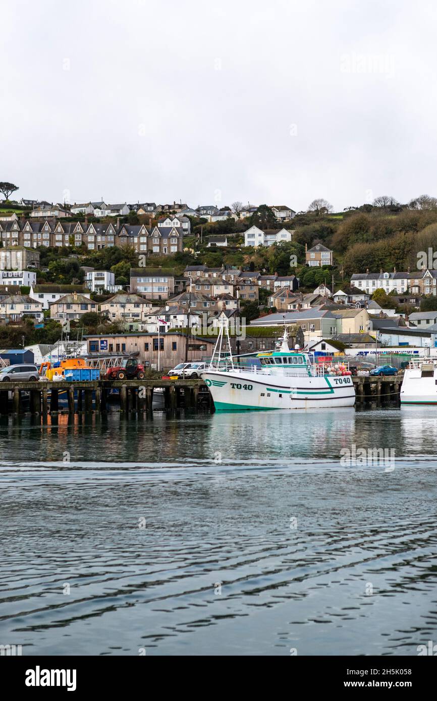 Parte della flotta da pesca britannica a Newlyn Harbor, Cornovaglia. Newlyn ha un mercato in cui le catture sbarcate sono oggetto di scambi in tutta l'UE. Foto Stock