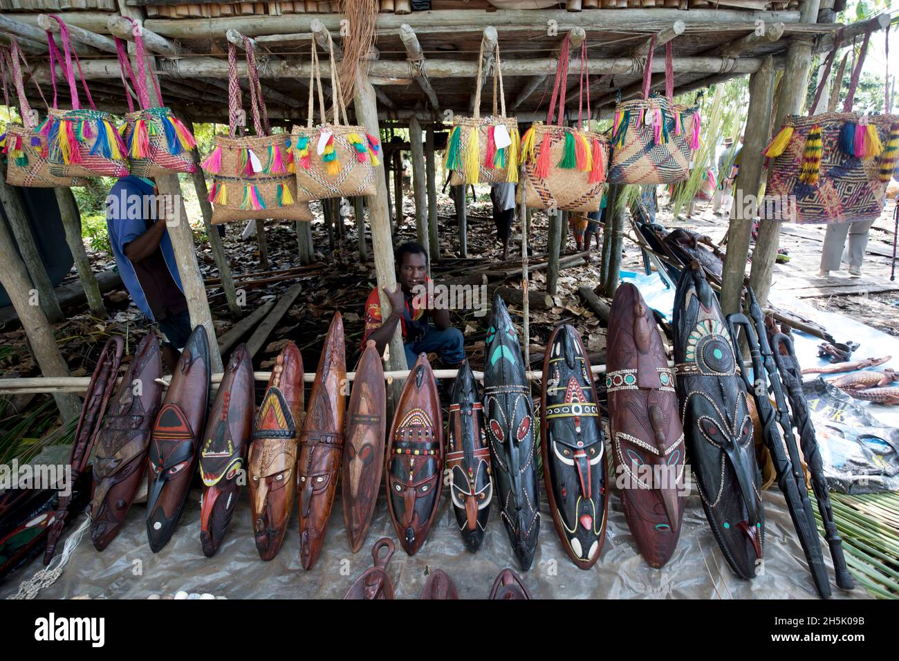 Maschere in legno intagliato e conchiglie in vendita sul mercato nel  villaggio di Mendam, il Delta del fiume Sepik, Papua Nuova Guinea Foto  stock - Alamy