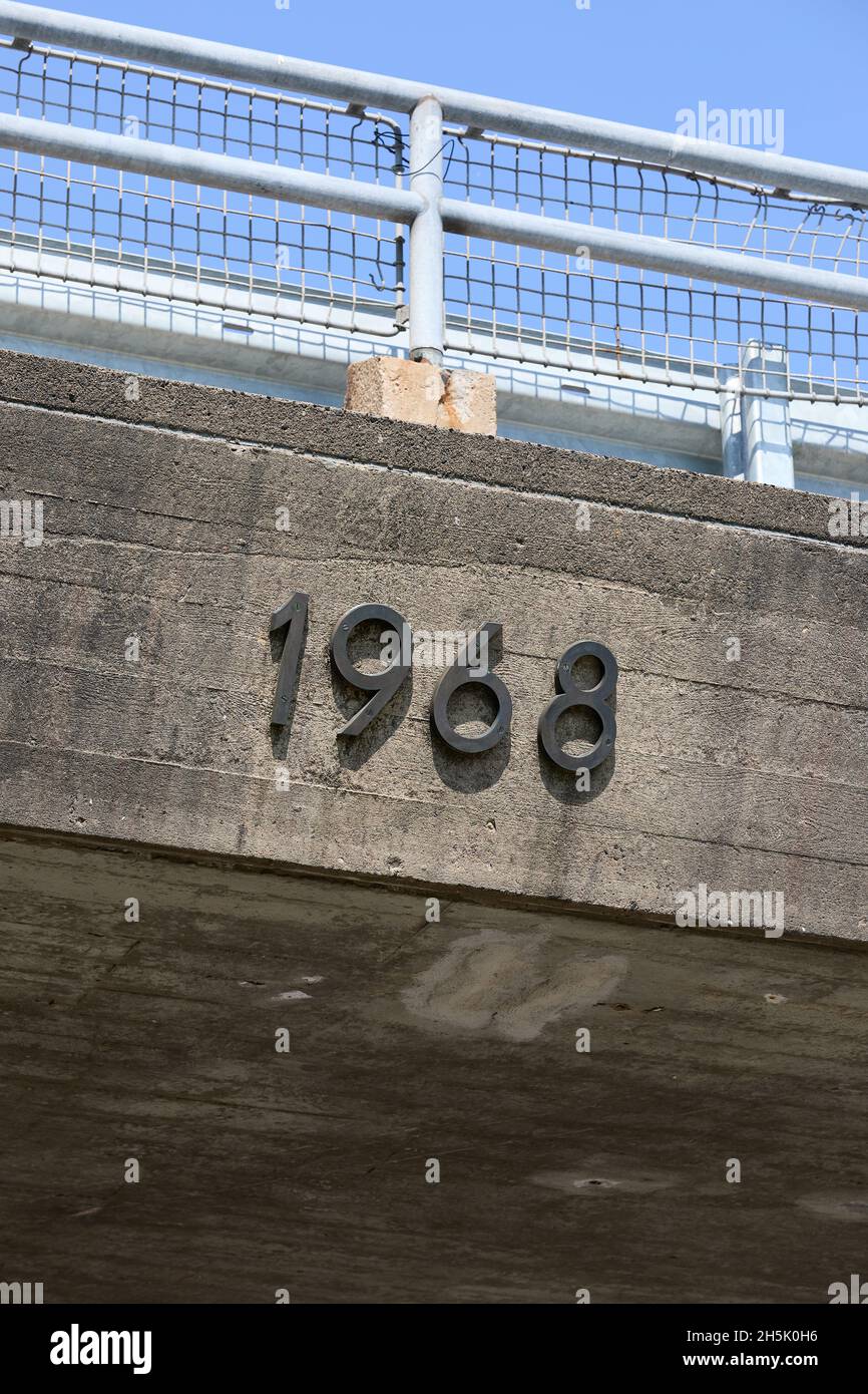 '1968', anno in numeri di metallo su ponte di cemento Foto Stock
